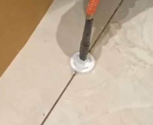 张掖市瓷砖空鼓维修公司专业解答瓷砖在铺贴过程中，如果没有涂抹均匀到位的粘结材料（如水泥砂浆或瓷砖胶），可能会导致以下问题