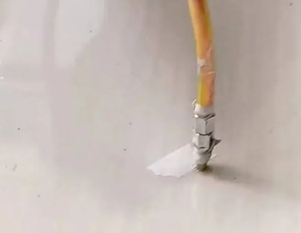 张掖市瓷砖空鼓维修公司专业解答在瓷砖铺贴过程中，如果使用的砂料过粗（如全部使用了粗砂），可能会导致以下问题
